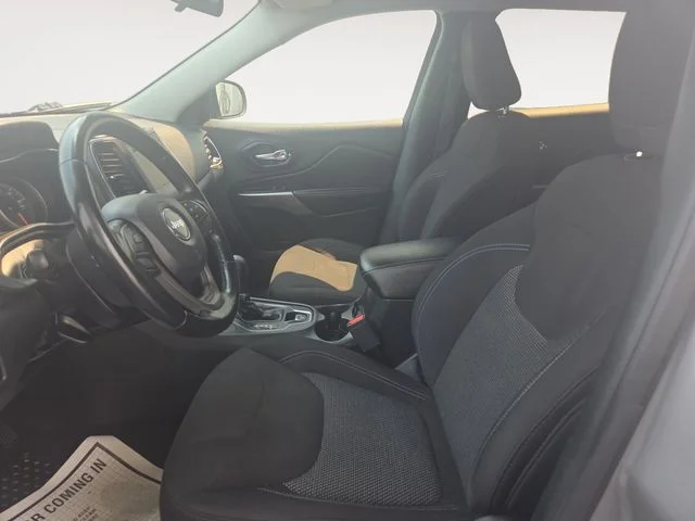 Used 2020 Silver Jeep Latitude image 10