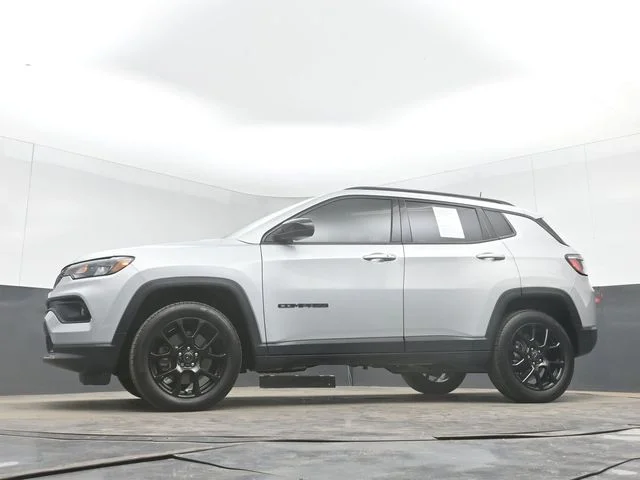 Used 2025 Silver Jeep Latitude image 40