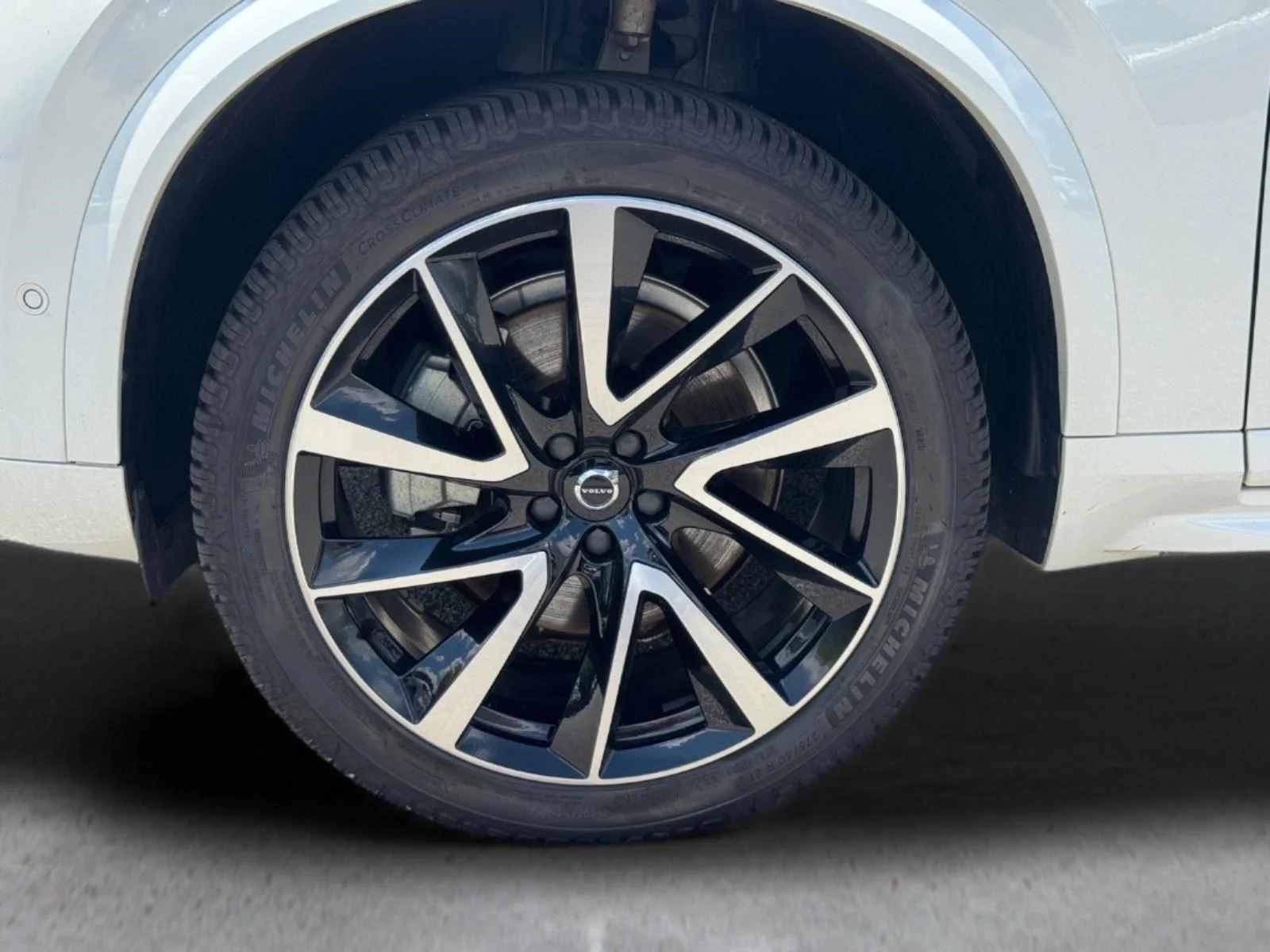 Used 2024 Crystal White Metallic Volvo Ultimate Bright Theme image 9