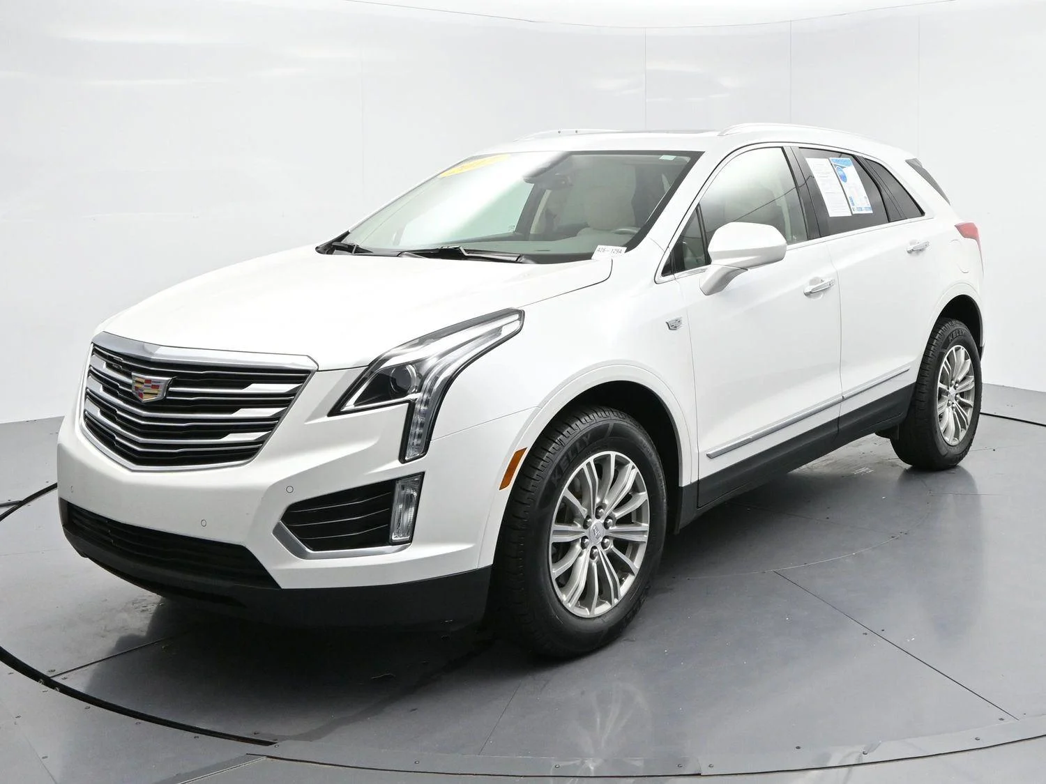 Used 2017 CRYSTAL WHITE TRICOAT Cadillac Luxury FWD image 3