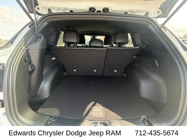 New 2026 Bright White Clear-Coat Exterior Paint Jeep Trailhawk image 32
