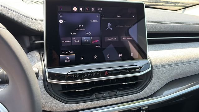 Used 2022 Silver Jeep Latitude image 15