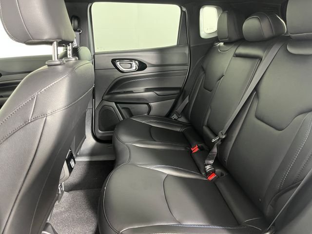 New 2026 Diamond Black Crystal Pearl-Coat Exterior Paint Jeep Limited image 7