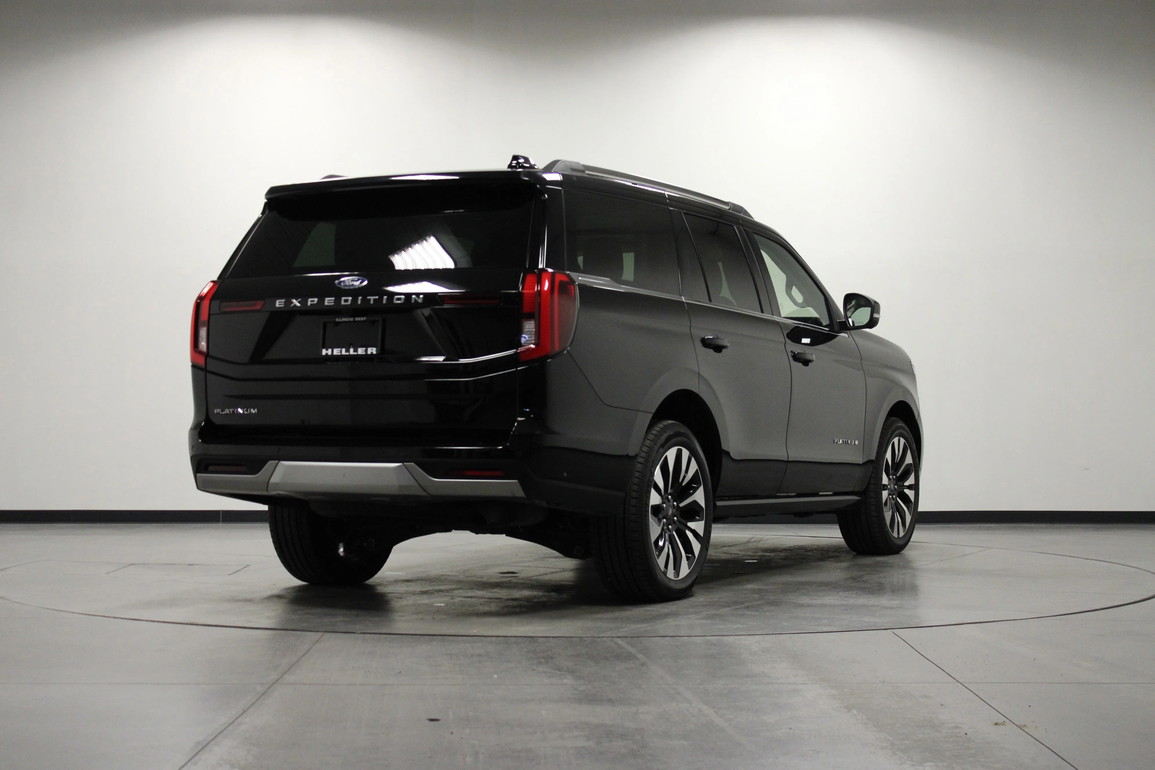 Used 2025 Black Metallic Ford Platinum image 4
