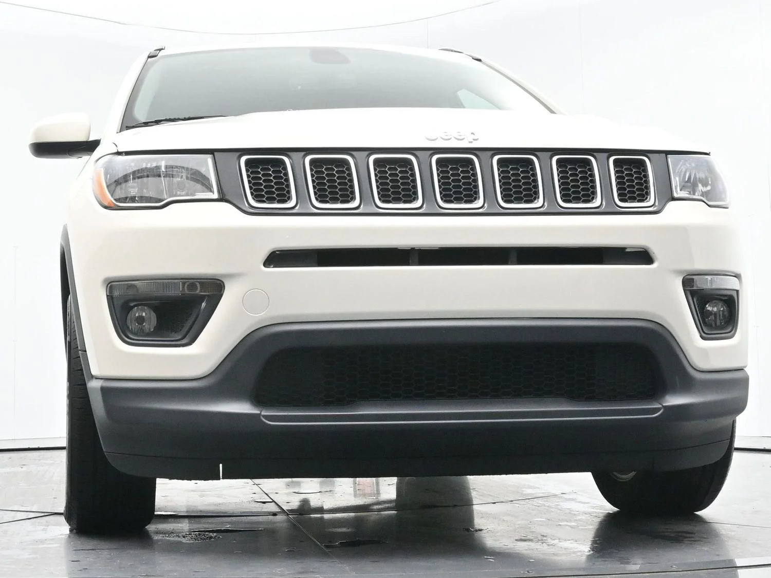 Used 2019 White Clearcoat Jeep Latitude image 44