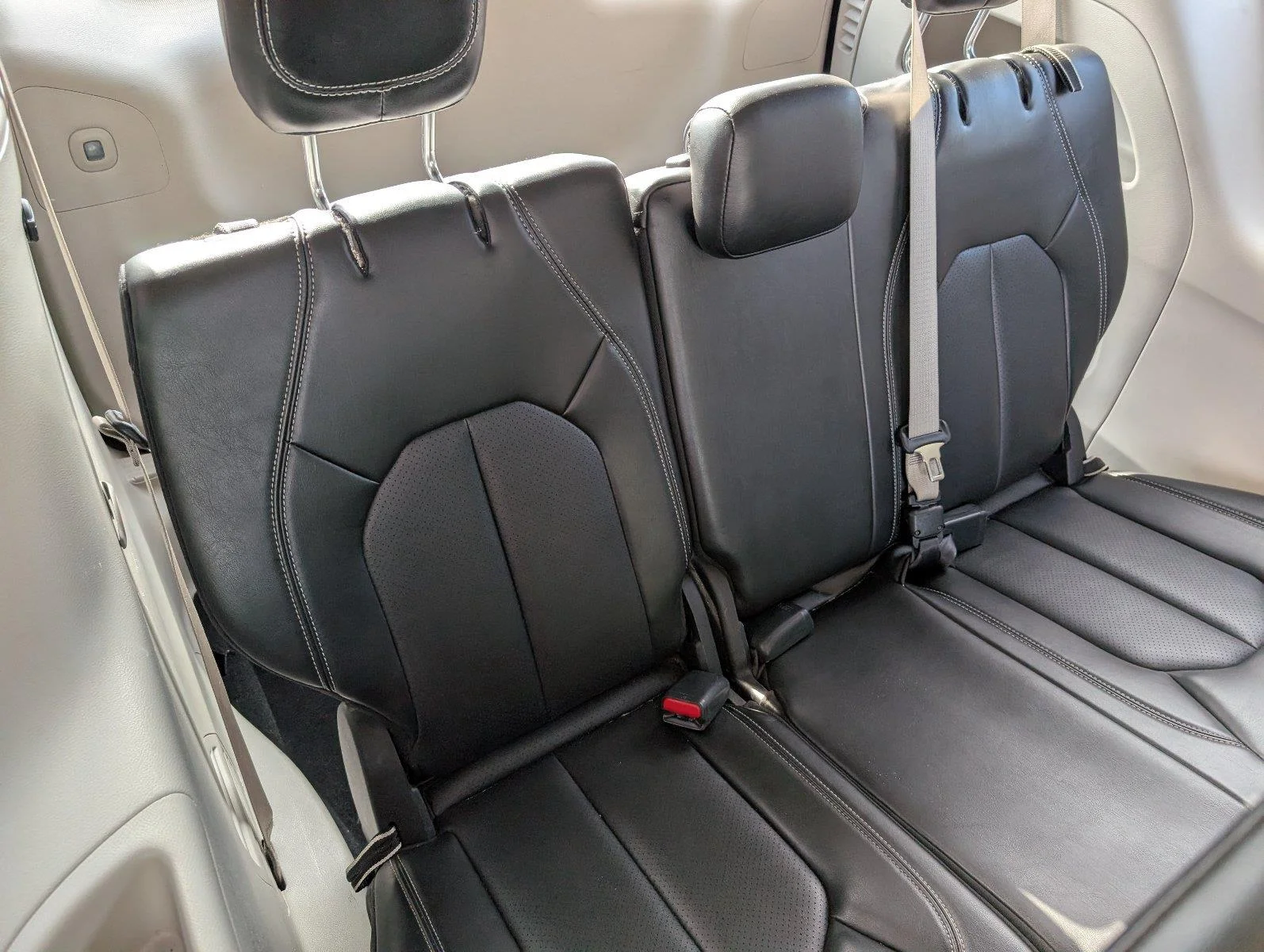 Used 2024 Red Hot Pearlcoat Chrysler Touring L image 36