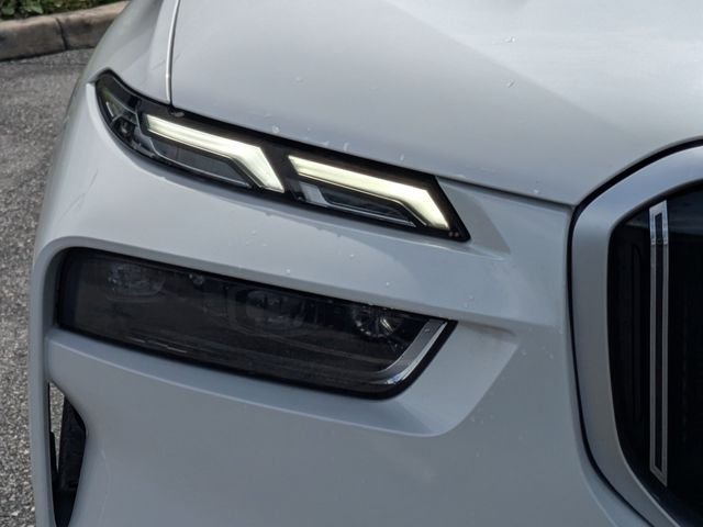 Used 2025 White BMW xDrive40i image 10