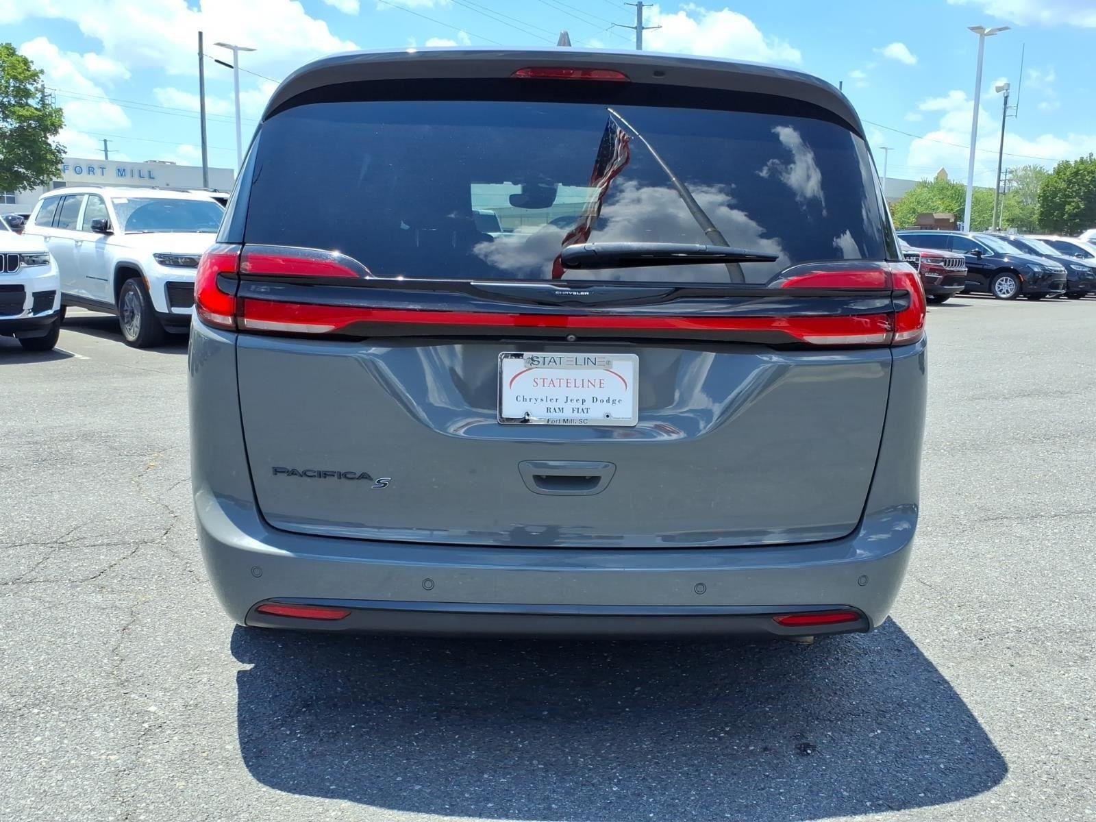 Used 2021 Ceramic Gray Clearcoat Chrysler Touring L image 15