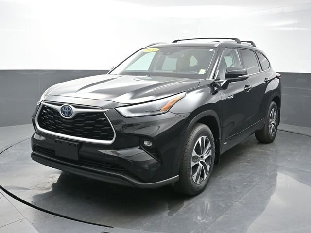 Used 2021 Black Toyota XLE image 3