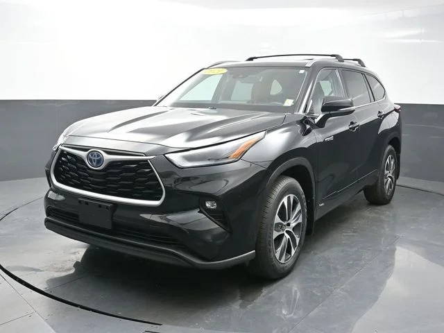 Used 2021 Black Toyota XLE image 3