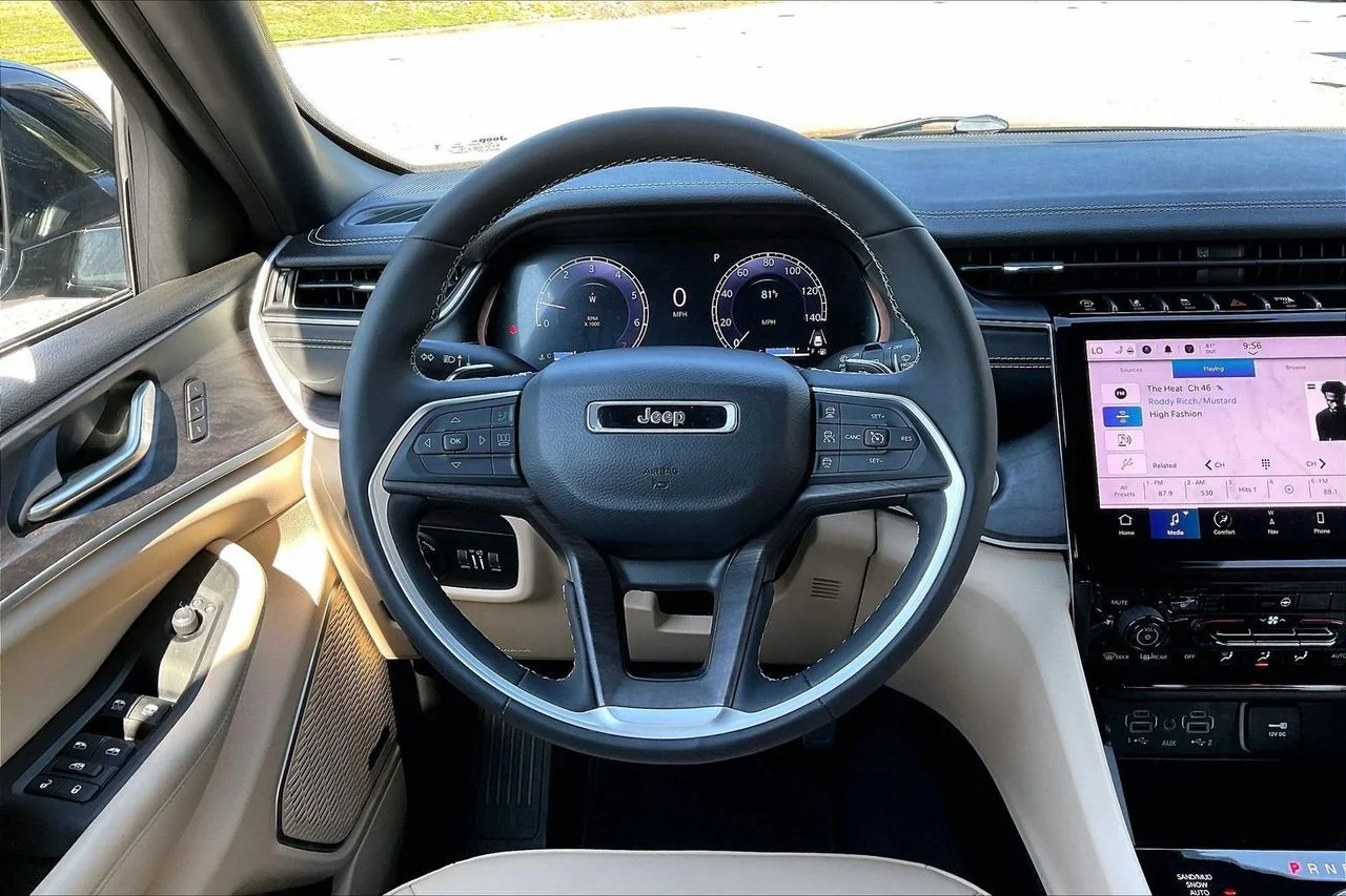 Certified Used 2023  Jeep Limited image 10