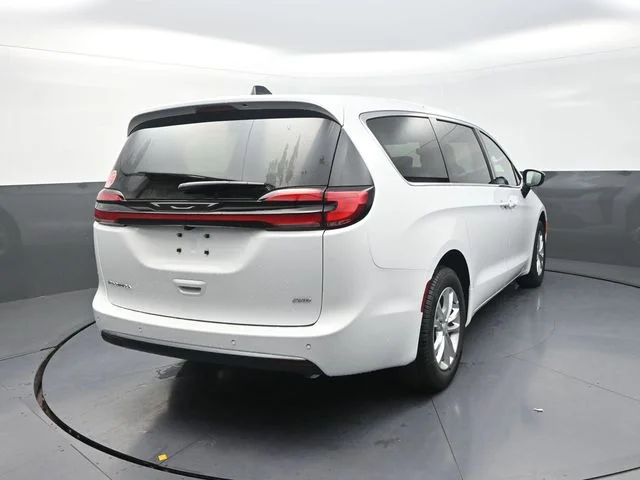 New 2027 Bright White Clear-Coat Exterior Paint Chrysler Select image 9