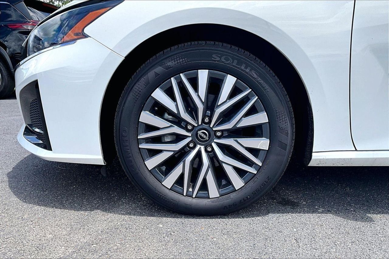 Used 2025 Glacier White Nissan SV FWD image 2