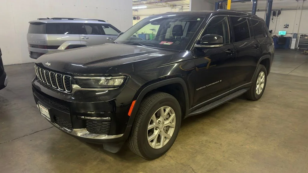 Used 2023 Diamond Black Crystal Pearl Coat Jeep Limited image 2