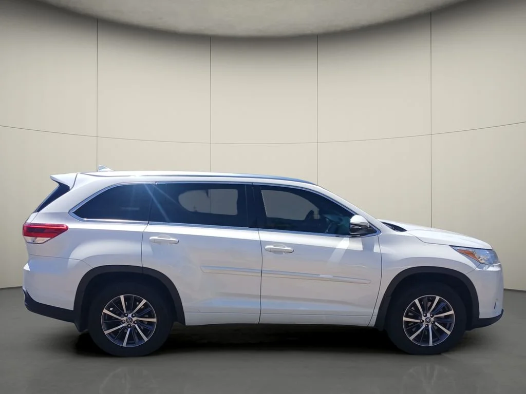Used 2017 Blizzard Pearl Toyota XLE image 8