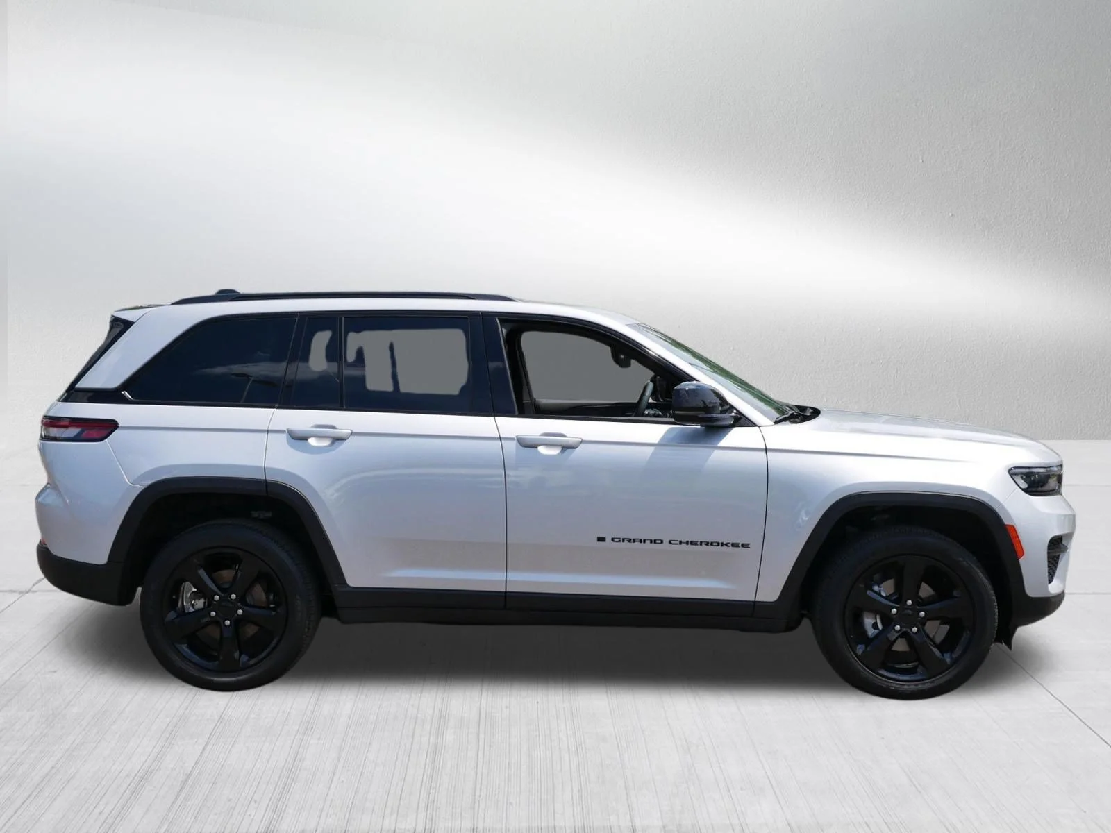 Used 2023 Silver Zynith Jeep Altitude image 8