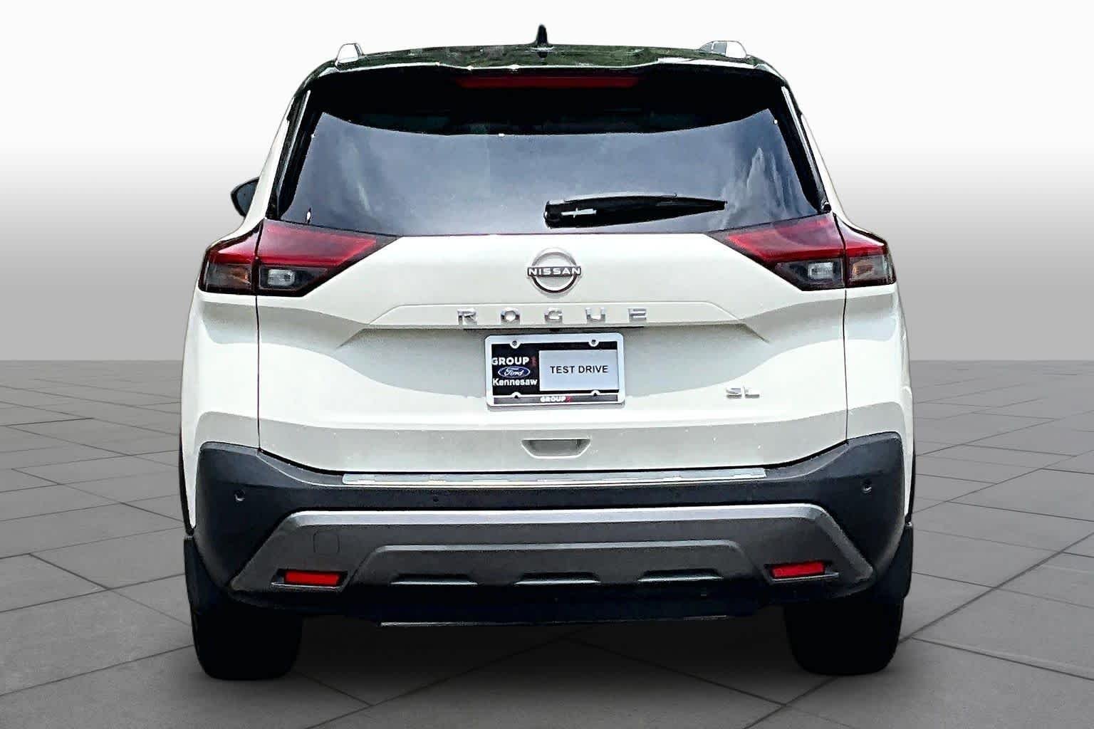 Used 2023 Pearl White Tricoat/Super Black Nissan SL image 9