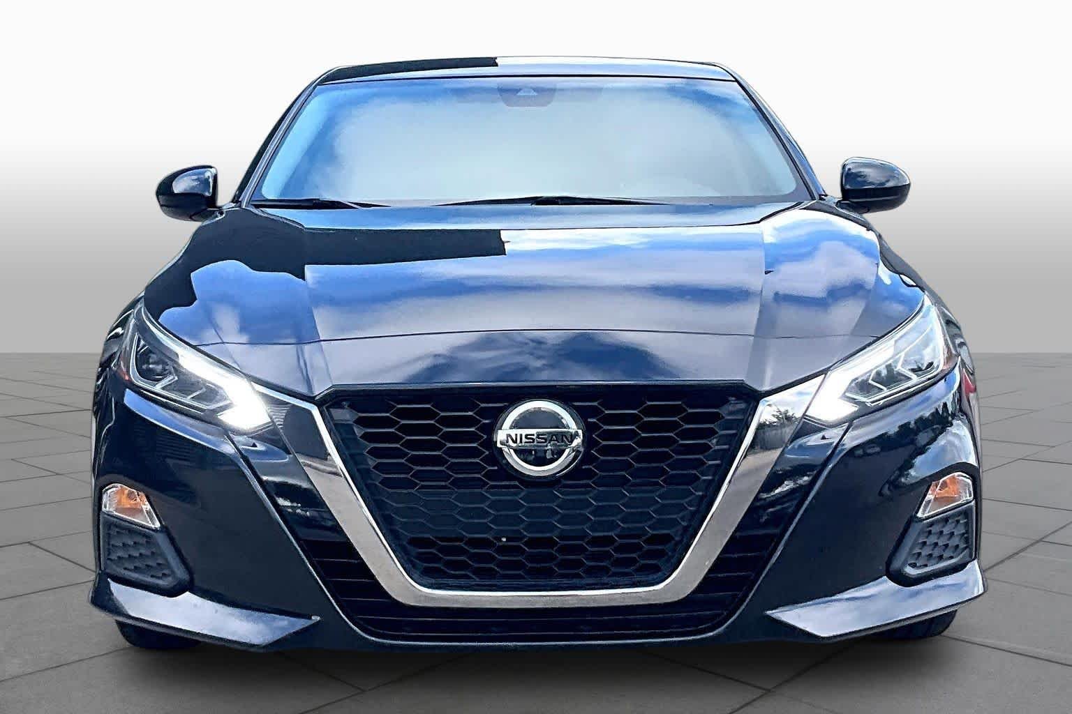 Used 2021 Super Black Nissan 2.5 SR image 4