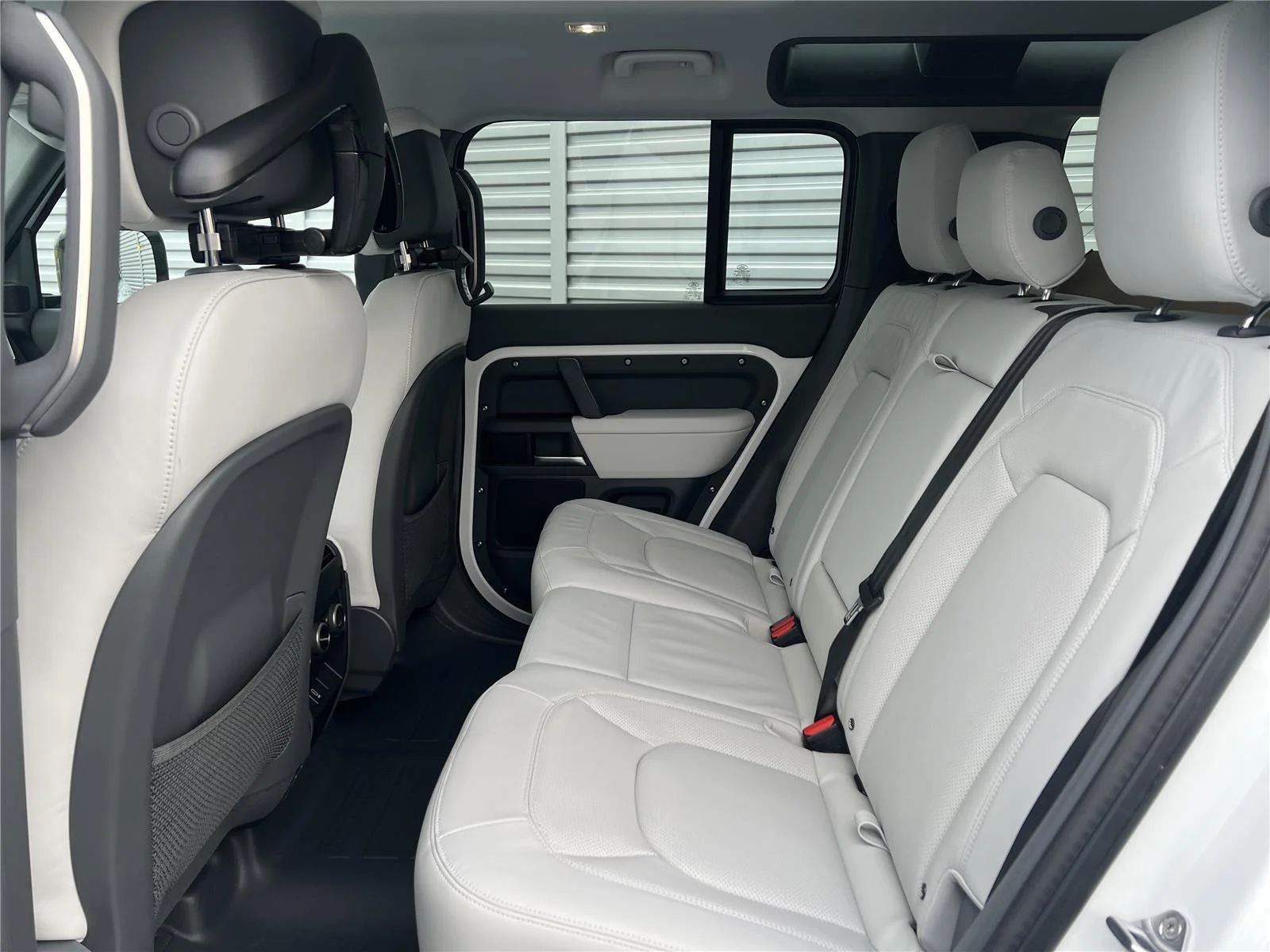 2026 Land Rover Defender X-Dynamic SE - Photo 8