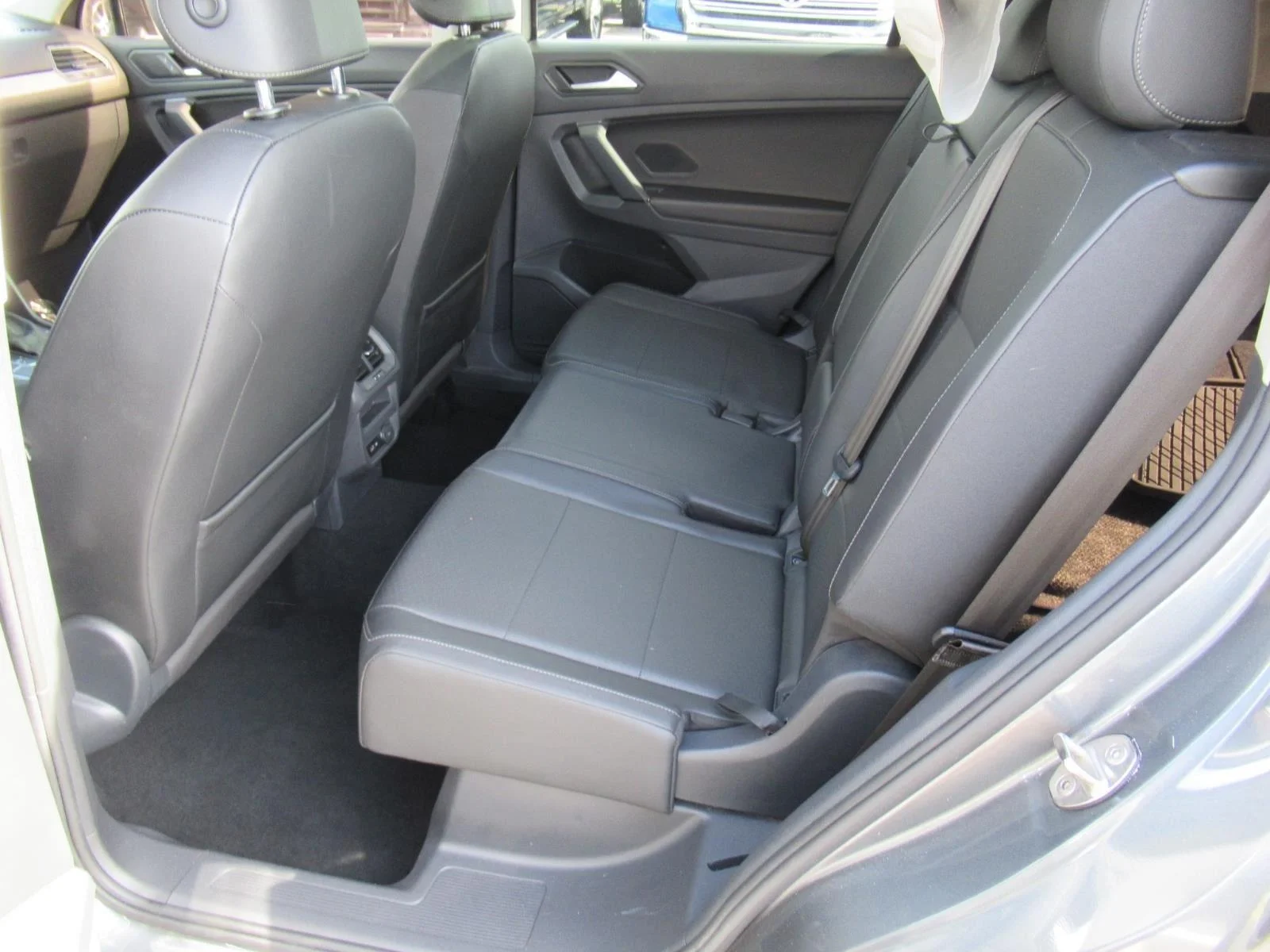 Used 2019 Platinum Gray Metallic Volkswagen SE image 31
