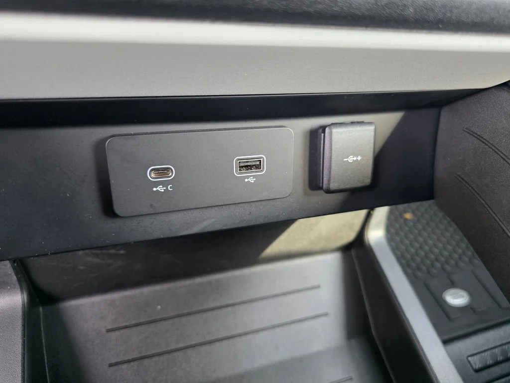 Used 2023  Land Rover S image 24