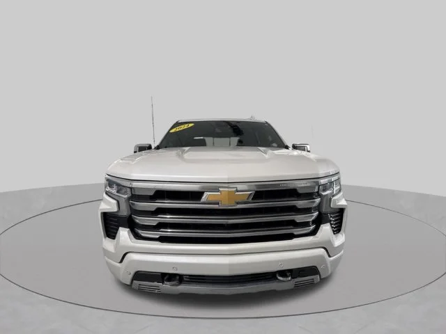 Used 2024 Beige Chevrolet High Country image 3