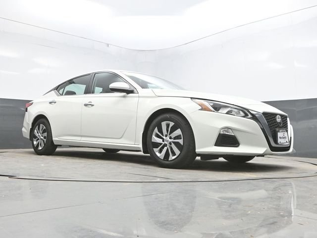 Used 2020 White Nissan 2.5 S image 37