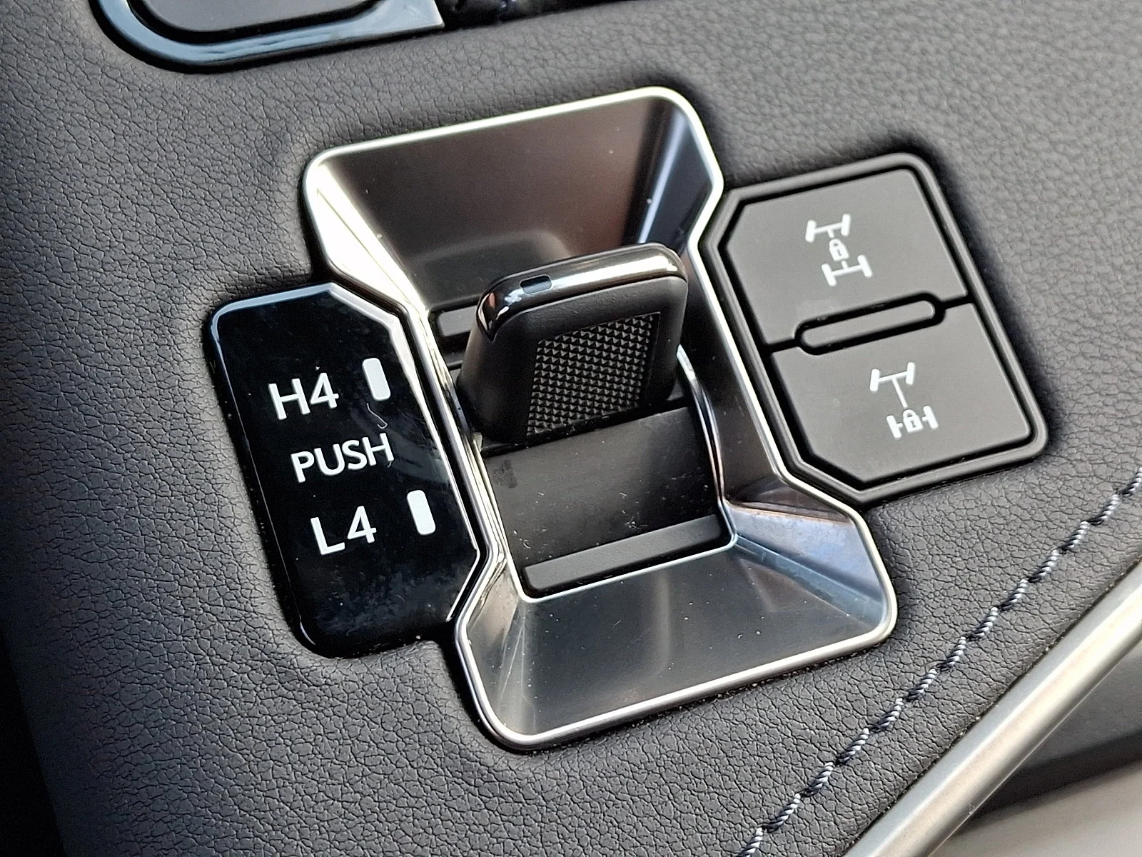 Used 2024 ATOMIC SILVER (1J7) / BLA Lexus  image 25