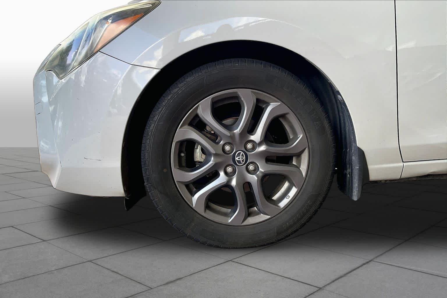 Used 2019 Icicle Toyota LE image 9