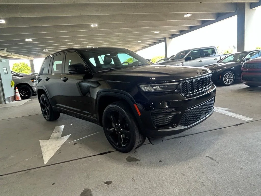 Used 2023 Diamond Black Crystal Pearlcoat Jeep Altitude image 7