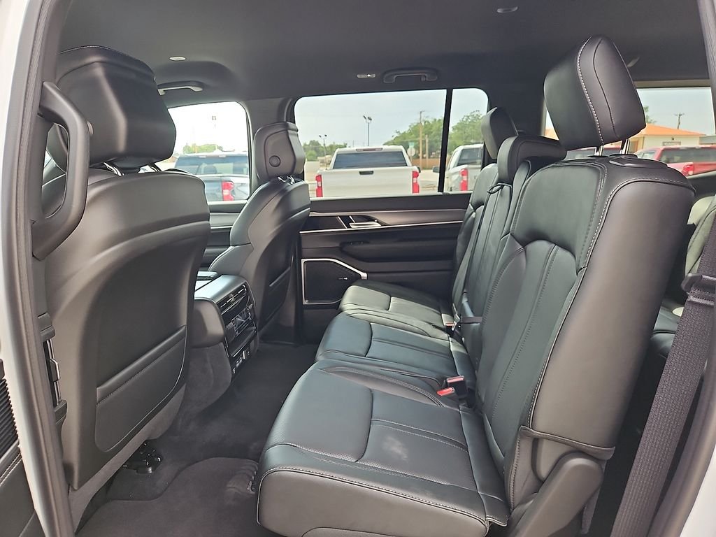 New 2026 Bright White Clear-Coat Exterior Paint Jeep Limited Altitude image 11