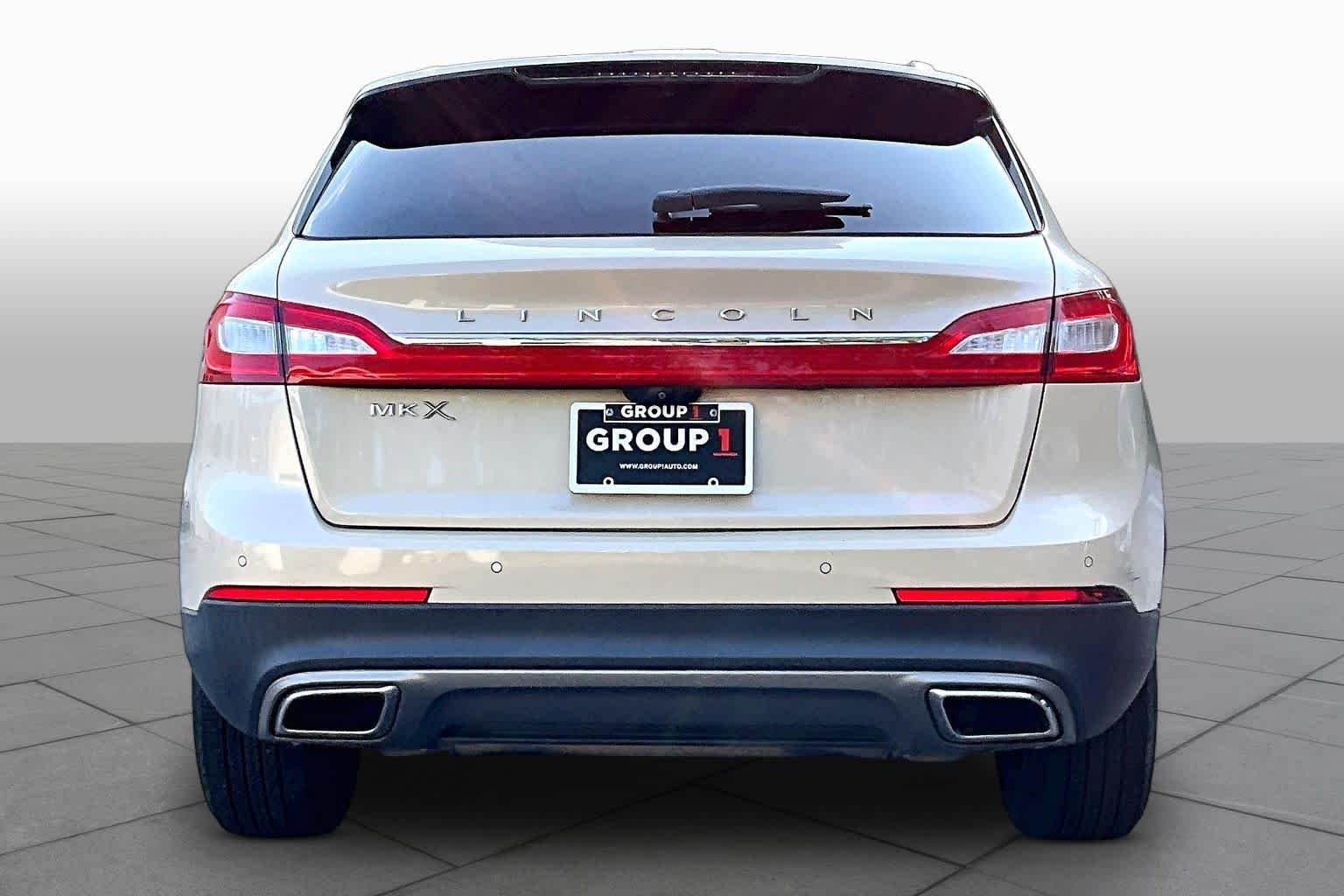 Used 2018 Ivory Pearl Lincoln Select image 5