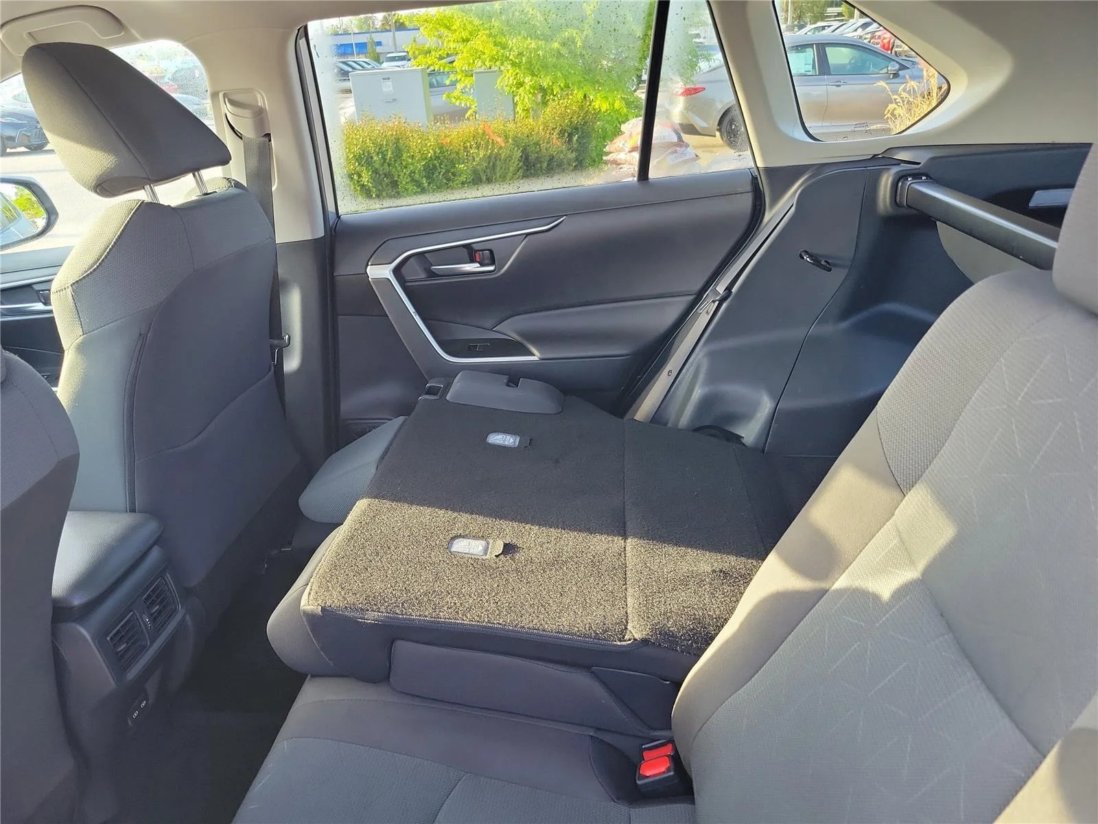 2025 Toyota RAV4 XLE - Photo 28