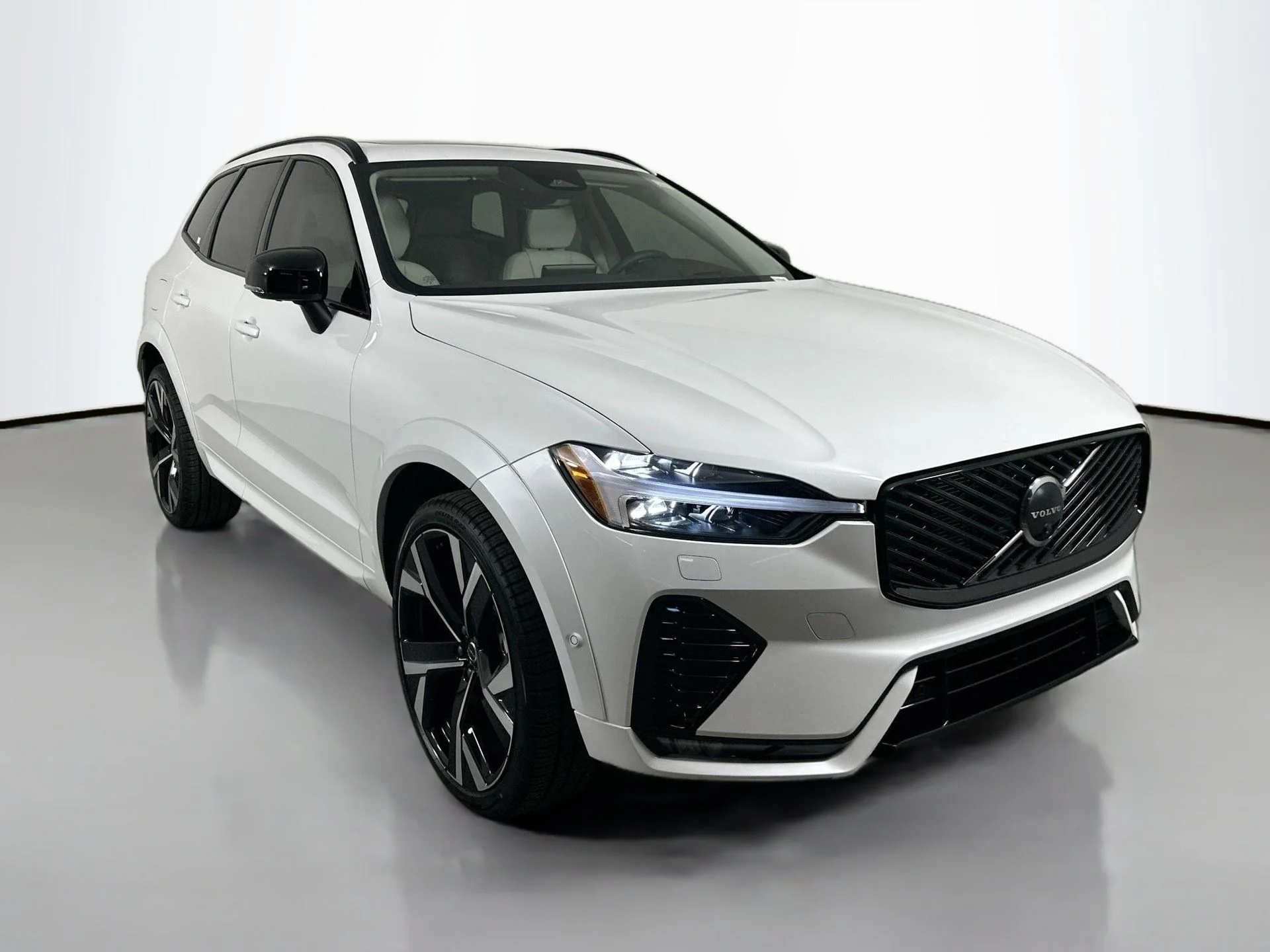New 2026 Crystal White Volvo Ultra image 3