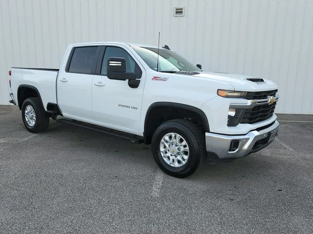 Used 2025 White Chevrolet LT image 18