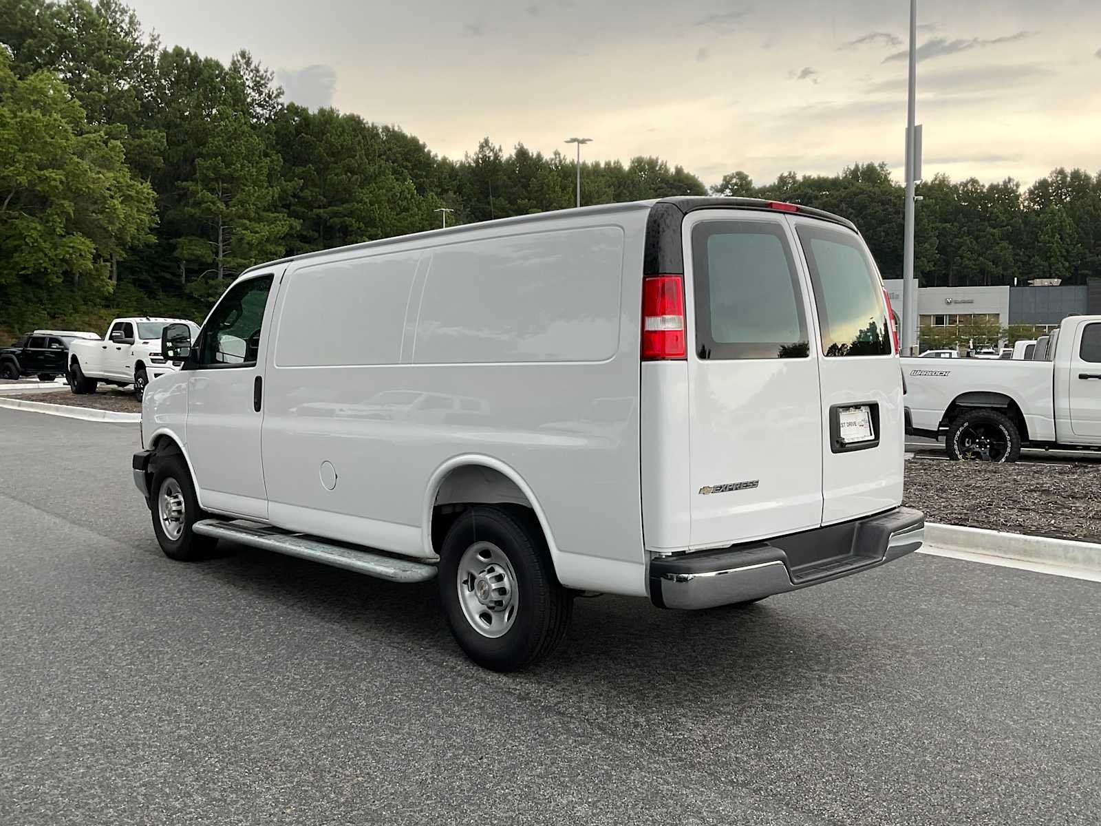 Used 2025 Summit White Chevrolet  image 3