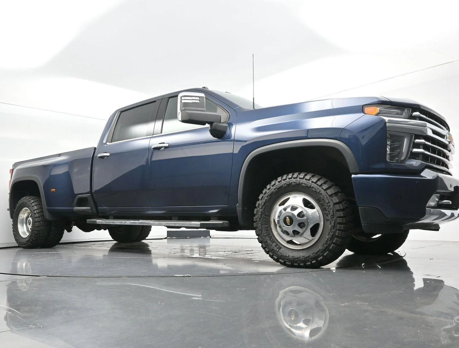 Used 2023 Northsky Blue Metallic Chevrolet High Country image 39