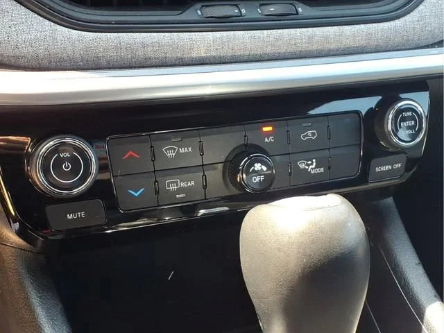 Used 2024  Jeep Latitude image 10