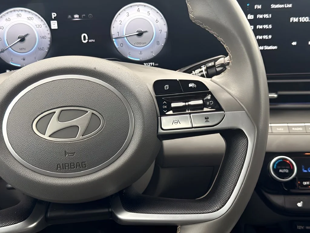 Used 2025 Silver Hyundai SEL Convenience image 15