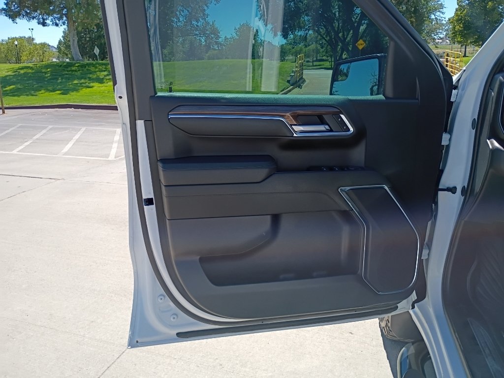Used 2025 Summit White Chevrolet LT Trail Boss image 23