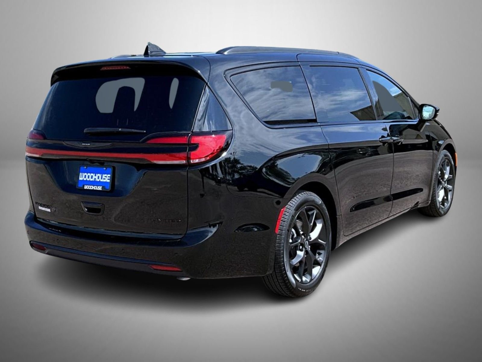 New 2026 Diamond Black Crystal Pearl-Coat Exterior Paint Chrysler Limited image 5