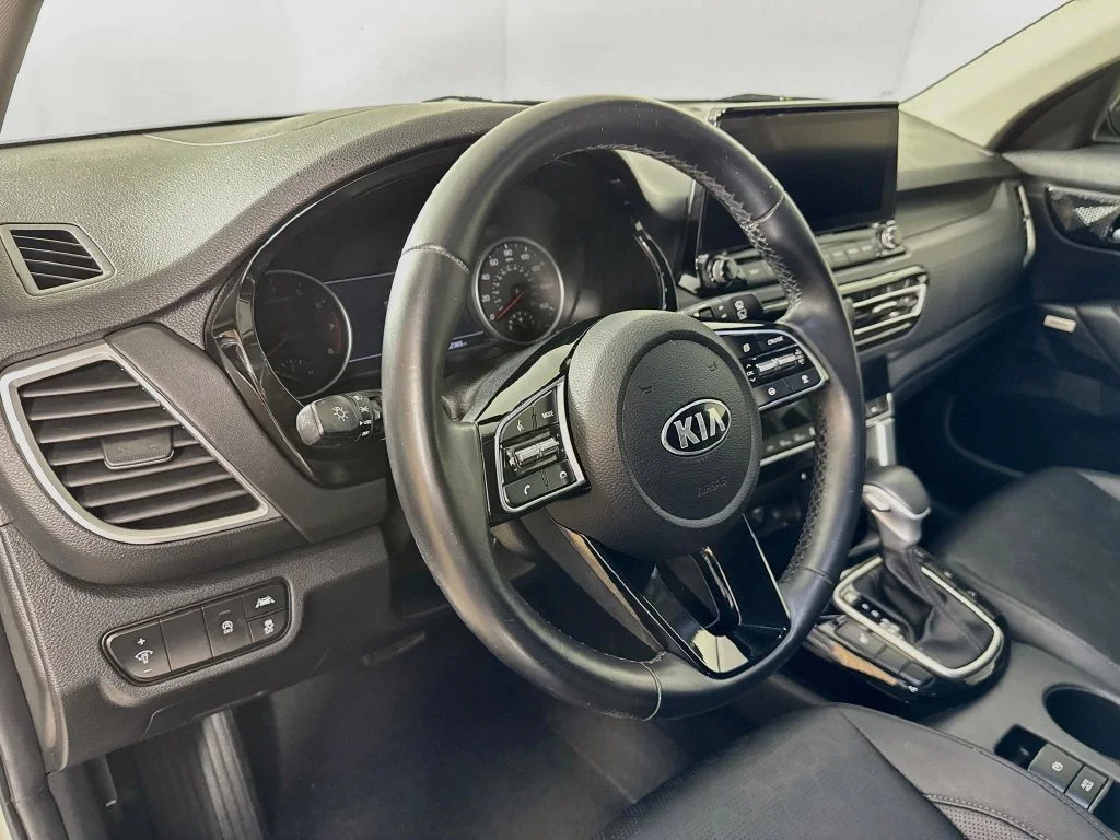 Used 2021 White Kia SX image 9