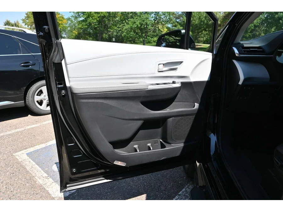 2025 Toyota Sienna XLE - Photo 29