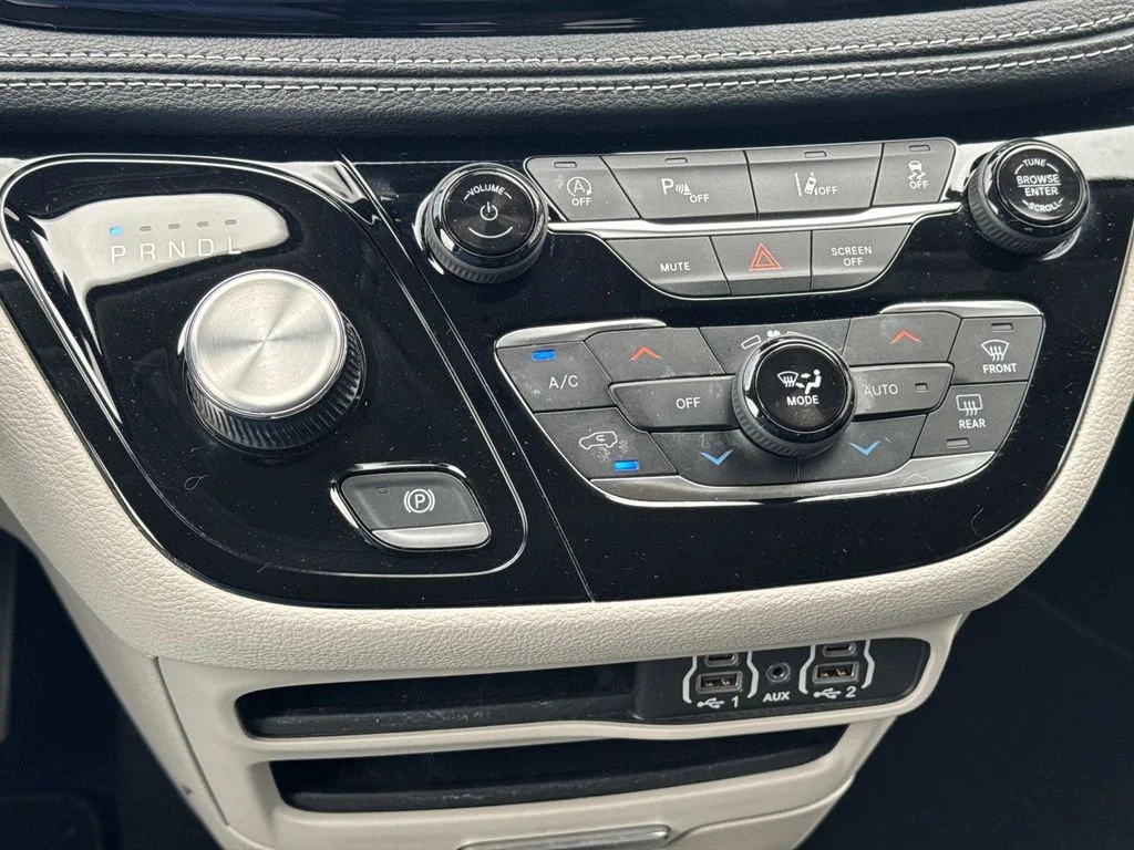 Used 2023 Silver Chrysler Touring L image 44