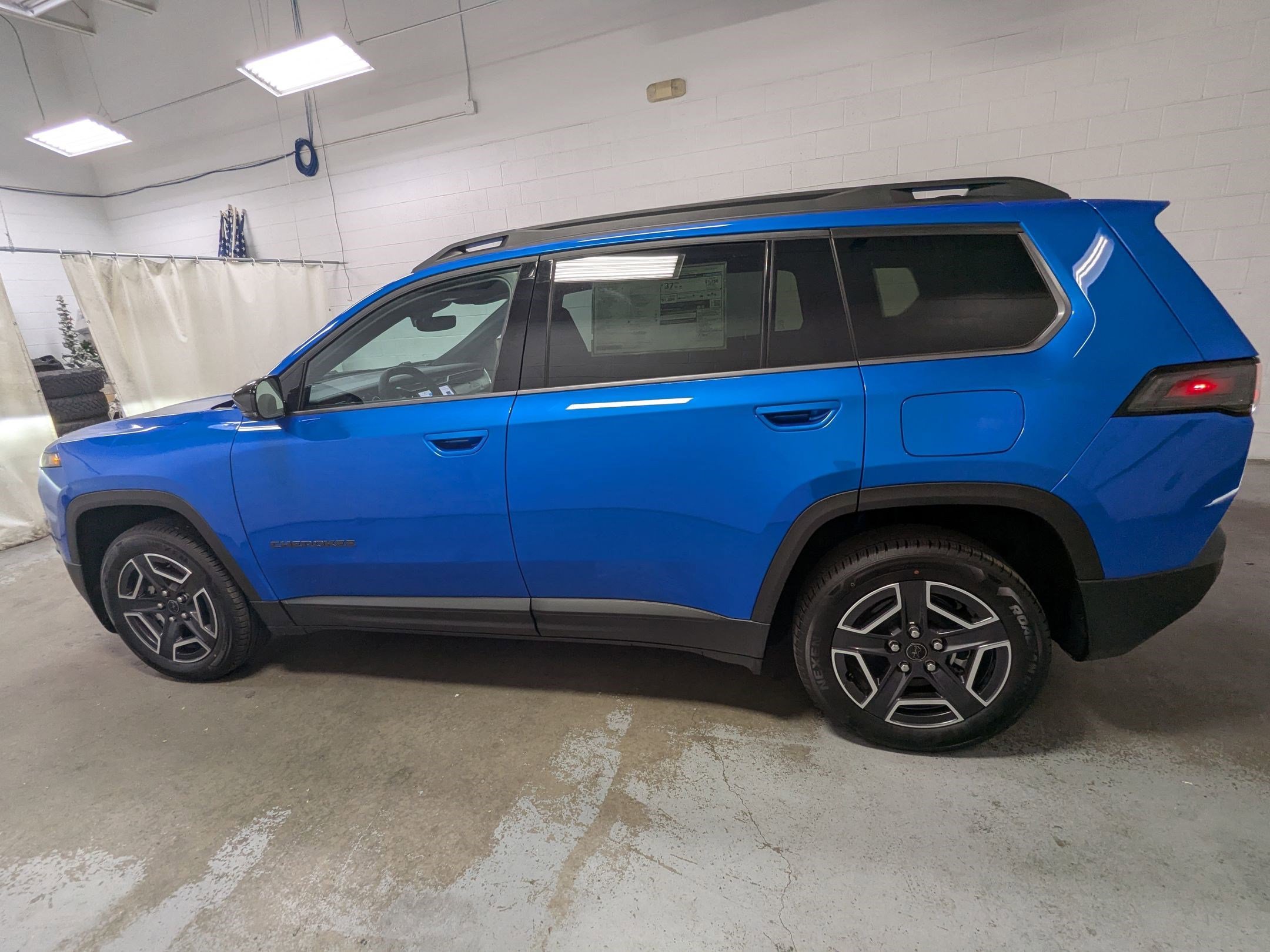 New 2026 Hydro Blue Pearl-Coat Exterior Paint Jeep Limited image 8