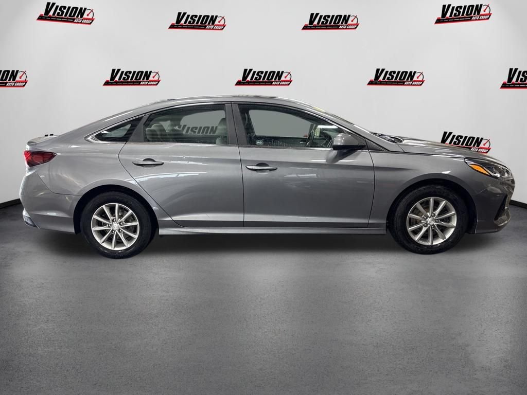 Used 2018 Gray Hyundai SE image 4