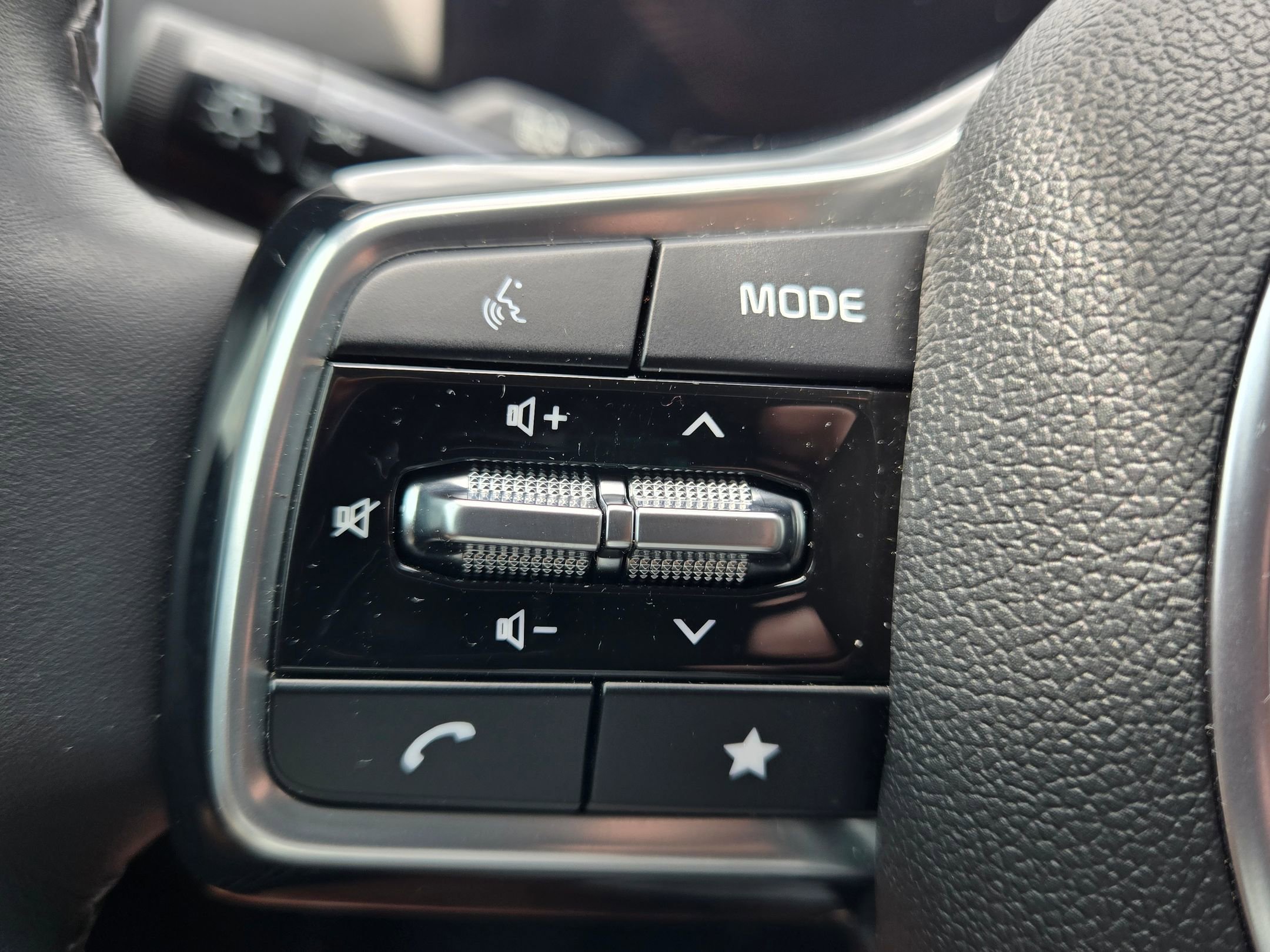 Used 2025 Glacial White Pearl Kia S image 24