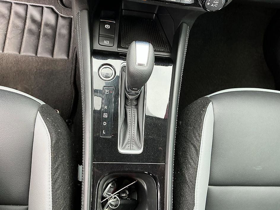 Used 2023 Aspen White Tricoat/Super Black Nissan SR image 21