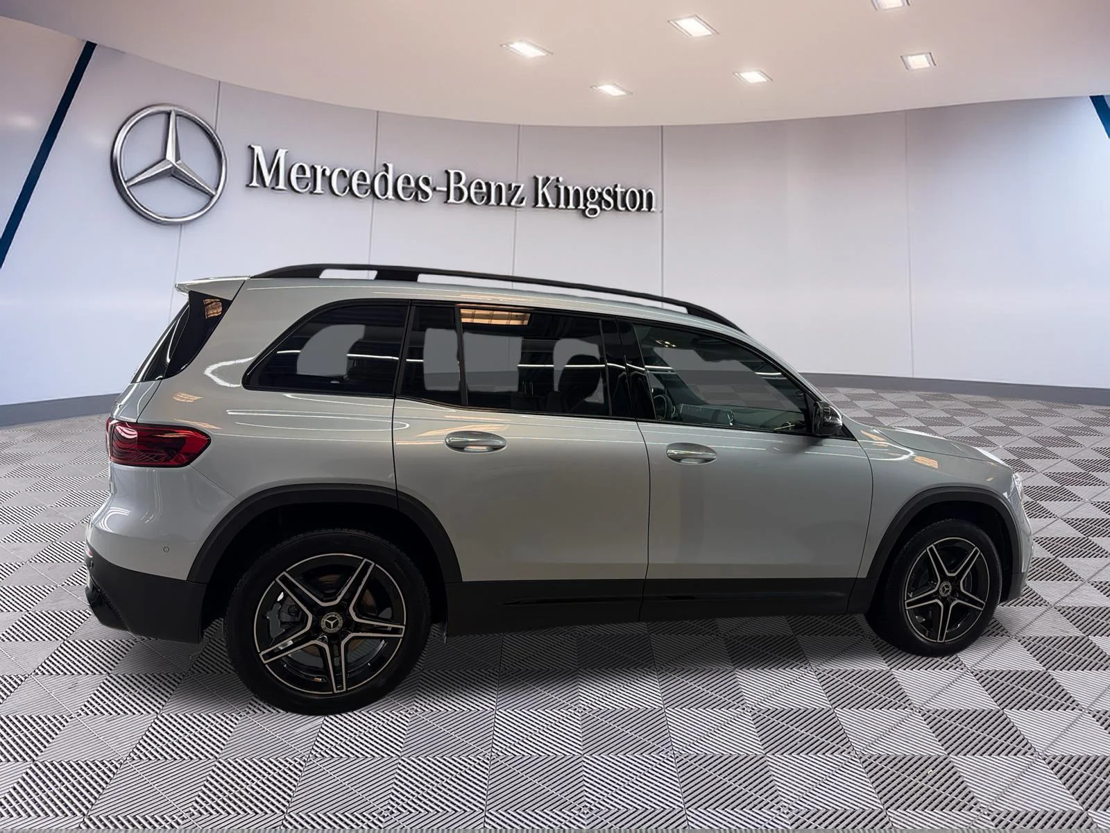 Used 2026 Silver Mercedes-Benz GLB 250 4MATIC SUV image 4