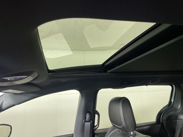 New 2026 Bright White Clear-Coat Exterior Paint Chrysler Select image 38